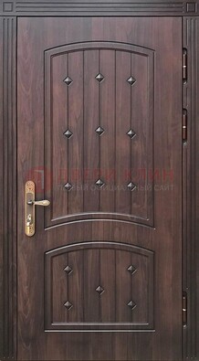 Коричневая уличная дверь с виноритом для дома ДВТ-235 в Смоленске