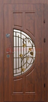 Стальная коричневая дверь с виноритом и ковкой ДВТ-82 в Смоленске