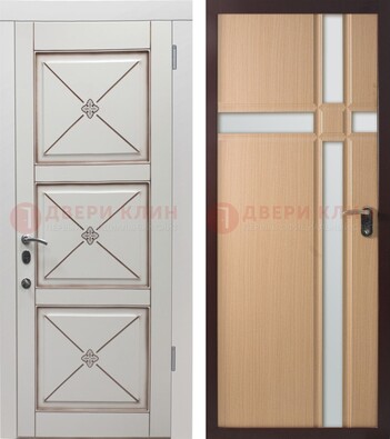 Белая уличная дверь с зеркальными вставками внутри ДЗ-94 в Смоленске