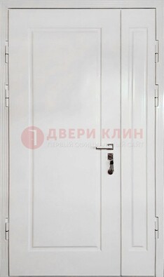Полуторная металлическая дверь с МДФ в белом цвете ПЛ-24 в Смоленске