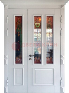 Белая полуторная металлическая дверь с витражом ВЖ-12 в Смоленске