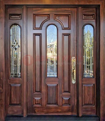 Железная классическая дверь с массивом дуба и витражом ВЖ-18 в Смоленске
