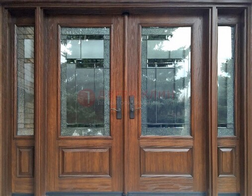 Распашная стальная дверь с массивом с витражом и фрамугами ВЖ-21 в Смоленске