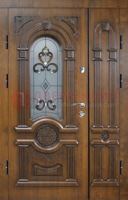 Коричневая двухстворчатая железная дверь с МДФ и витражом ВЖ-32 в Смоленске