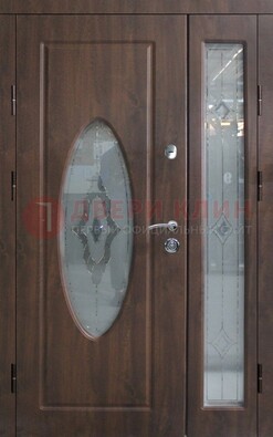 Коричневая двухстворчатая железная дверь с МДФ и витражом ВЖ-33 в Смоленске
